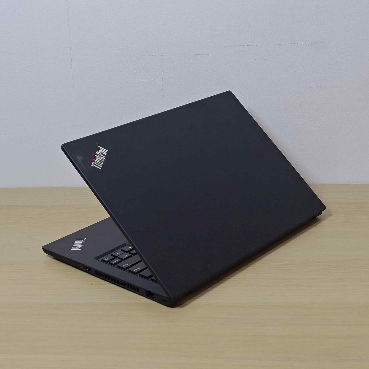 Lenovo Thinkpad T14G2 Belakang Kanan Lenovo Thinkpad T14G2 Belakang Kanan Butik Laptop