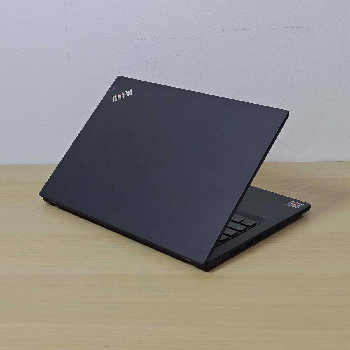 Lenovo Thinkpad T14G2 Belakang Kiri Butik Laptop