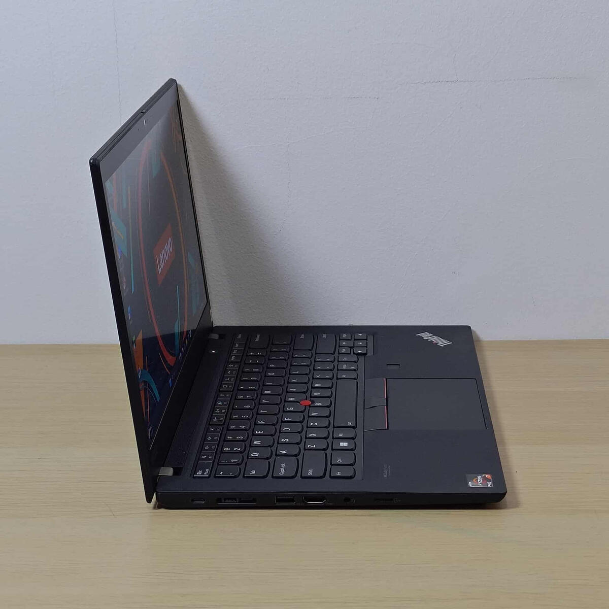 Lenovo Thinkpad T14G2 Samping Kanan Lenovo Thinkpad T14G2 Samping Kanan Butik Laptop