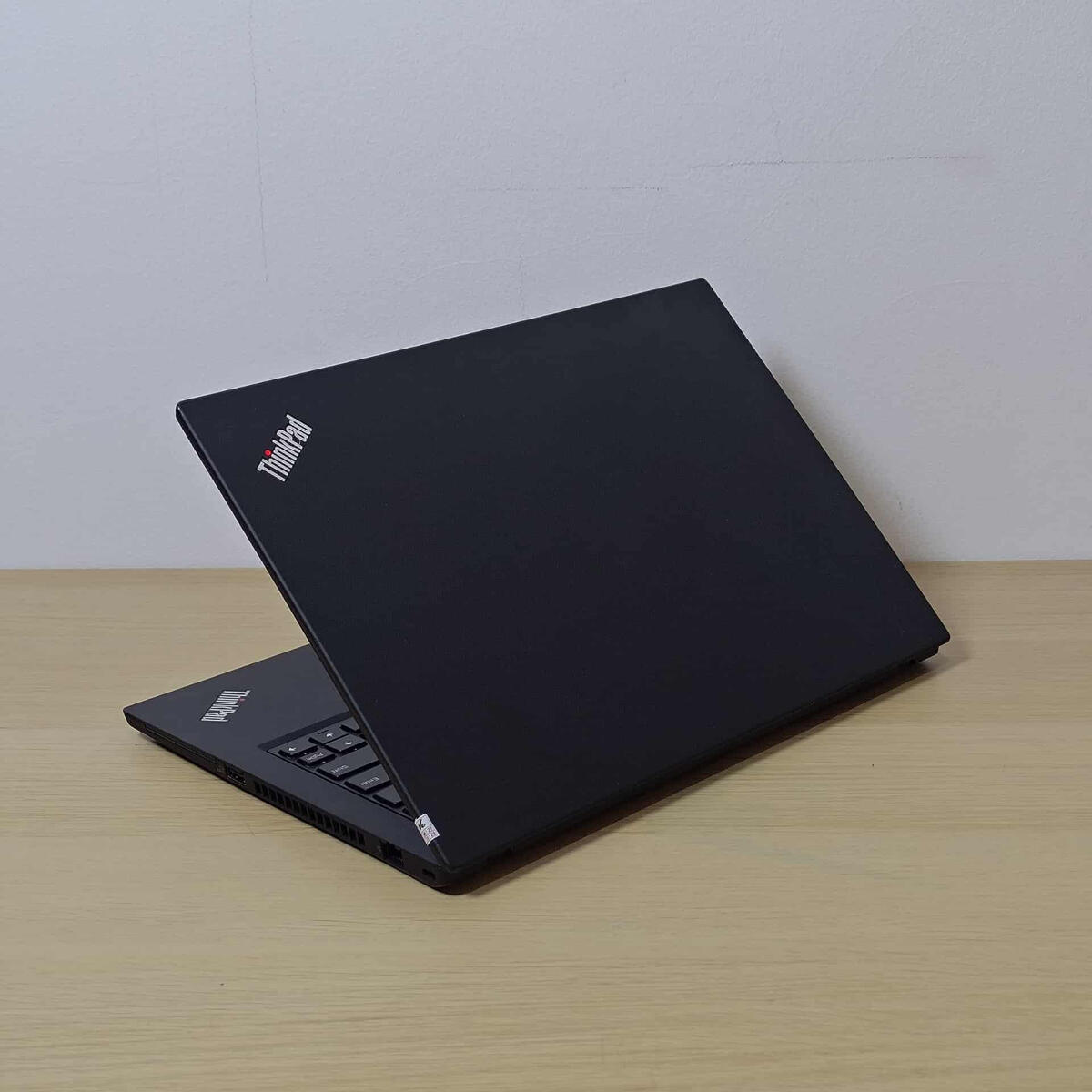 Lenovo Thinkpad T14G2 Belakang Kanan Lenovo Thinkpad T14G2 Belakang Kanan Butik Laptop