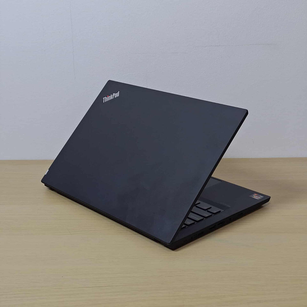 Lenovo Thinkpad T14G2 Belakang Kiri Lenovo Thinkpad T14G2 Belakang Kiri Butik Laptop